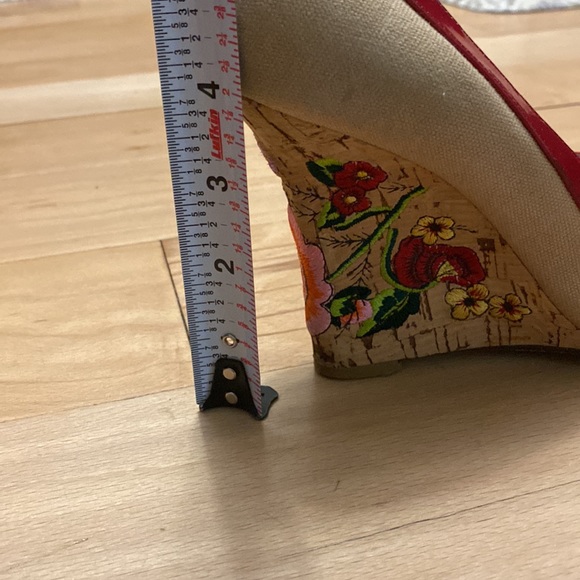 💐💐Betsey Johnson Peep Toe Wedge w/ Embroiderey🌸 - Picture 10 of 10